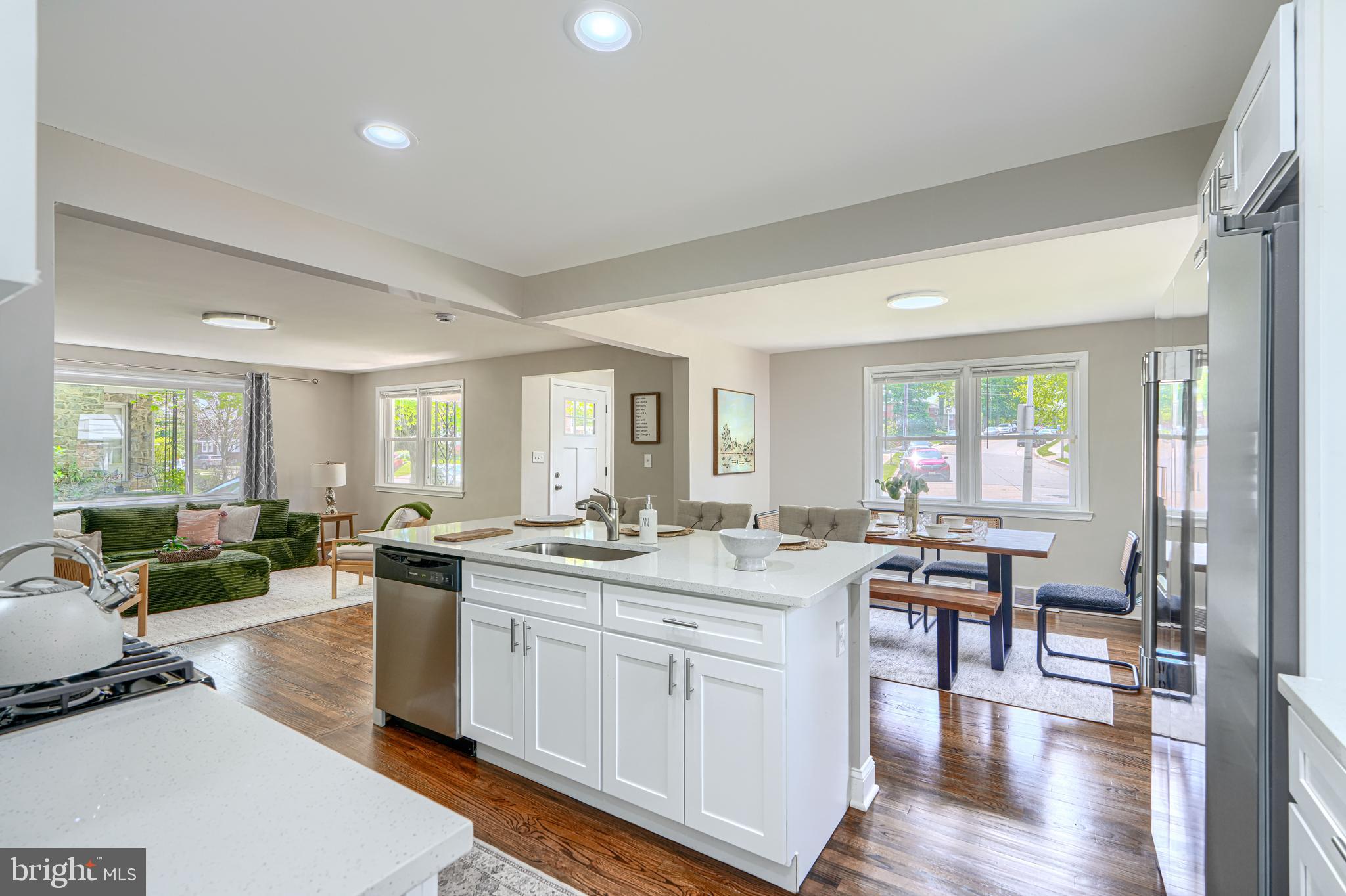 821 Nottingham Road Baltimore, MD 21229 - Photo 12 of 34 Kitchen / Island