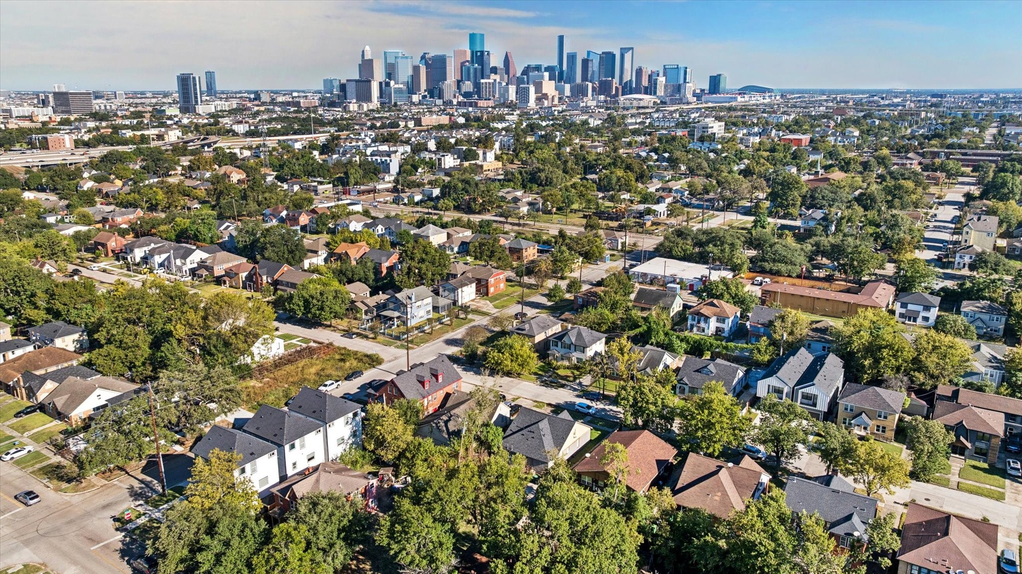 2612 Isabella Street Houston, TX 77004 - Photo 32 of 34 an aerial view of a city with lots of residential buildings