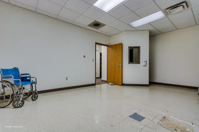 a view of a livingroom with furniture and a ceiling fan