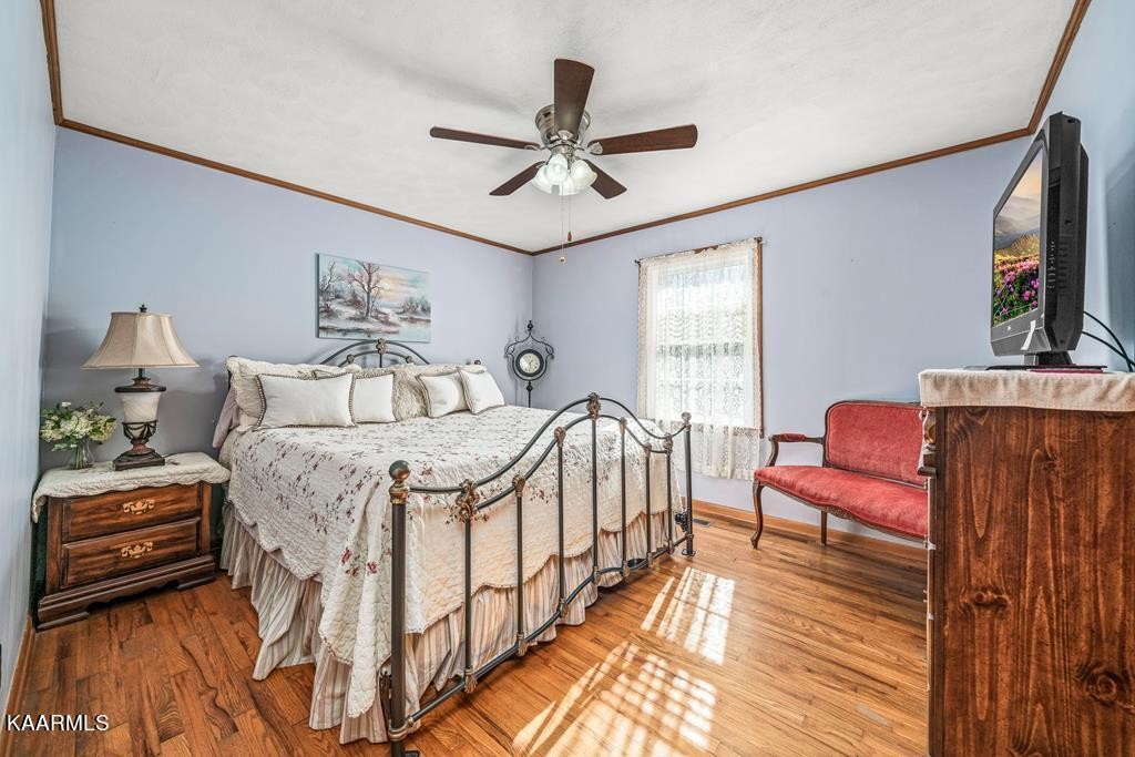 1425 West Cove Road Jamestown, TN 38556 - Photo 12 of 20 a bedroom with furniture and a window