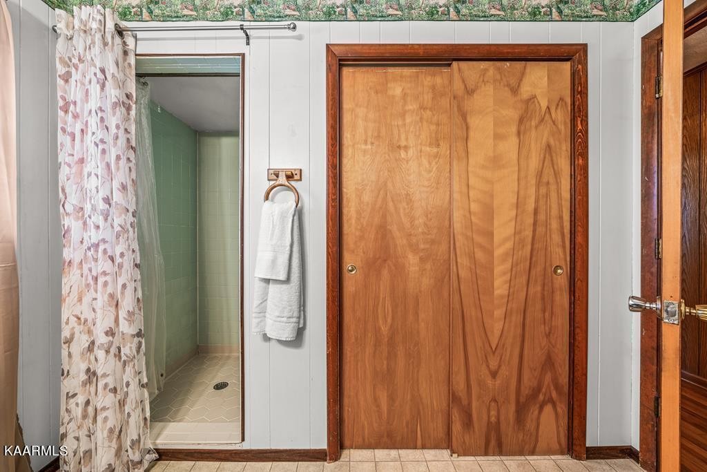 1425 West Cove Road Jamestown, TN 38556 - Photo 18 of 20 a bathroom with a shower