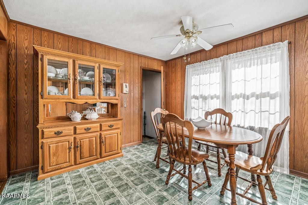 1425 West Cove Road Jamestown, TN 38556 - Photo 9 of 20 a dining room with furniture and window