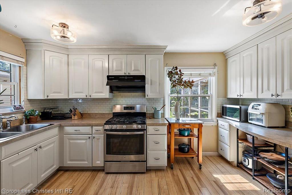 1683 Severn Road Grosse Pointe Woods, MI 48236 - Photo 16 of 47