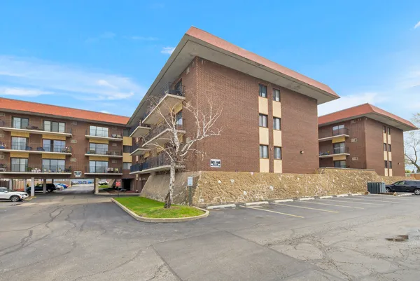 $159,000 | 9520 South Mayfield Avenue, Unit 211N, Oak Lawn, IL 60453