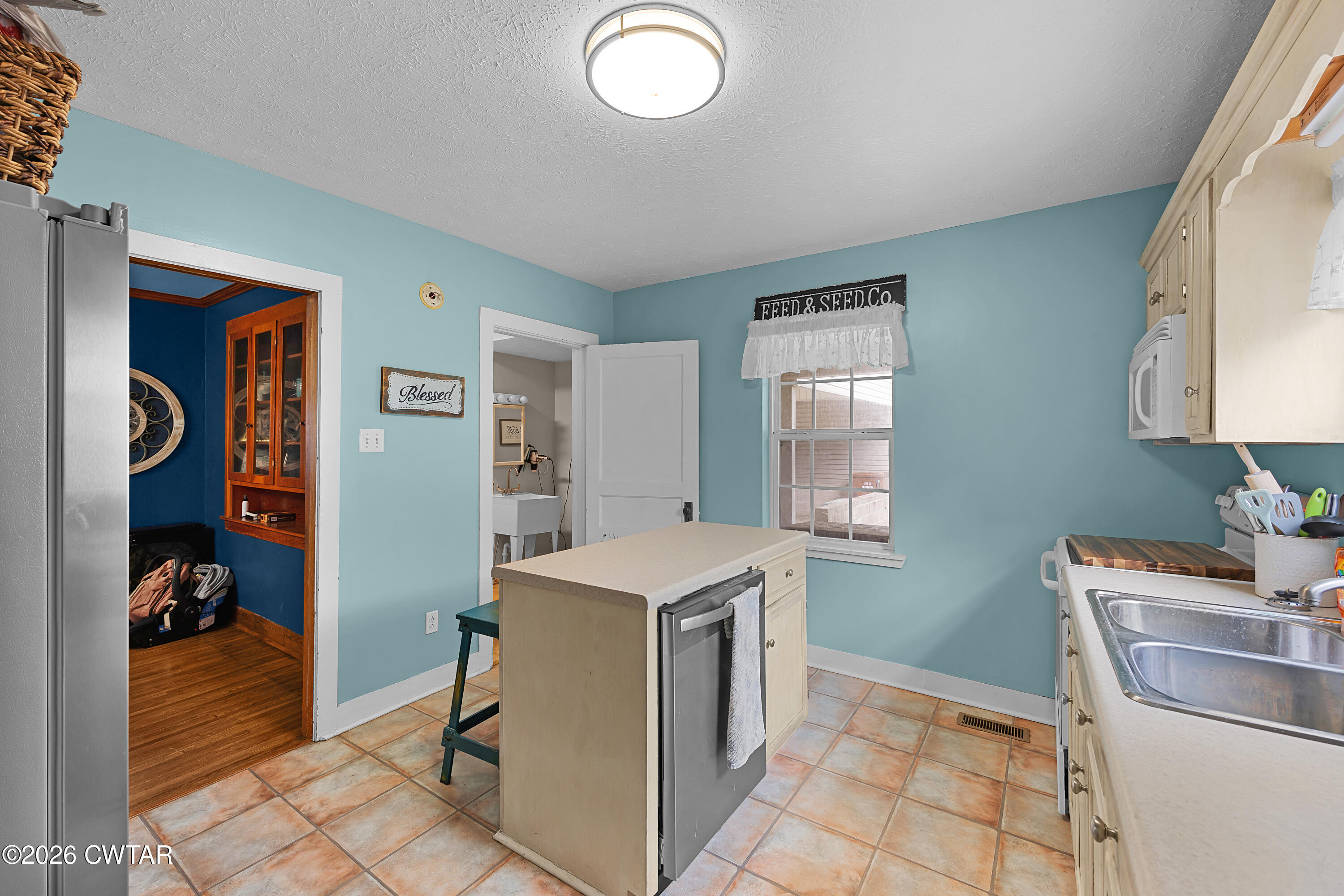 296 Broad Street North Lexington, TN 38351 - Photo 8 of 26 a room with furniture a washer and dryer