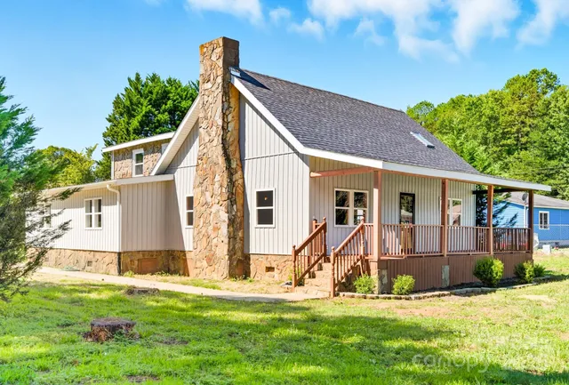 a view of a house with backyard