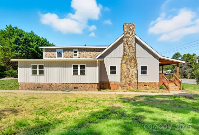 a view of a house with yard