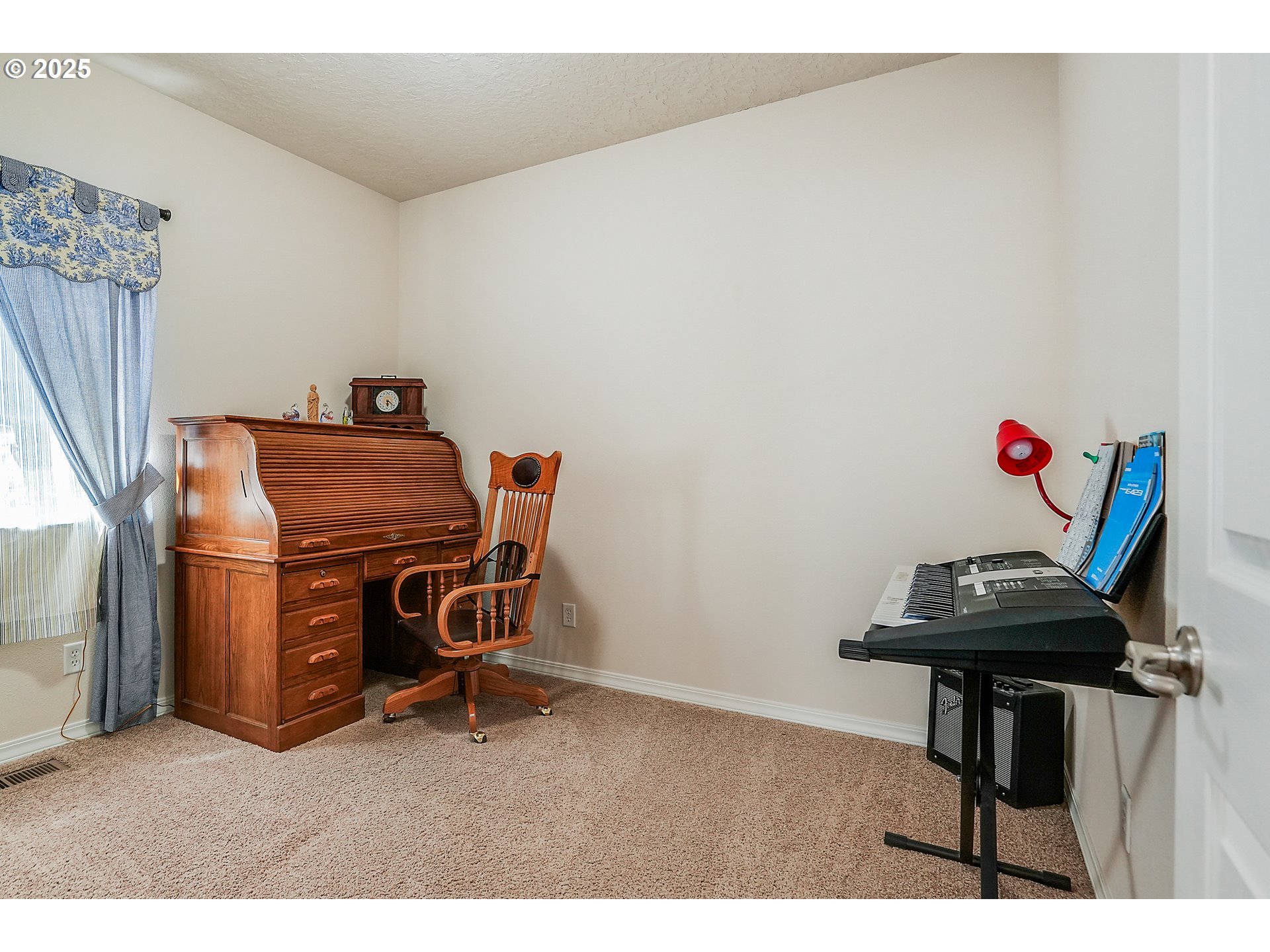 1231 Southwest 3rd Avenue Mill City, OR 97360 - Photo 19 of 48 a room with furniture and air hockey table