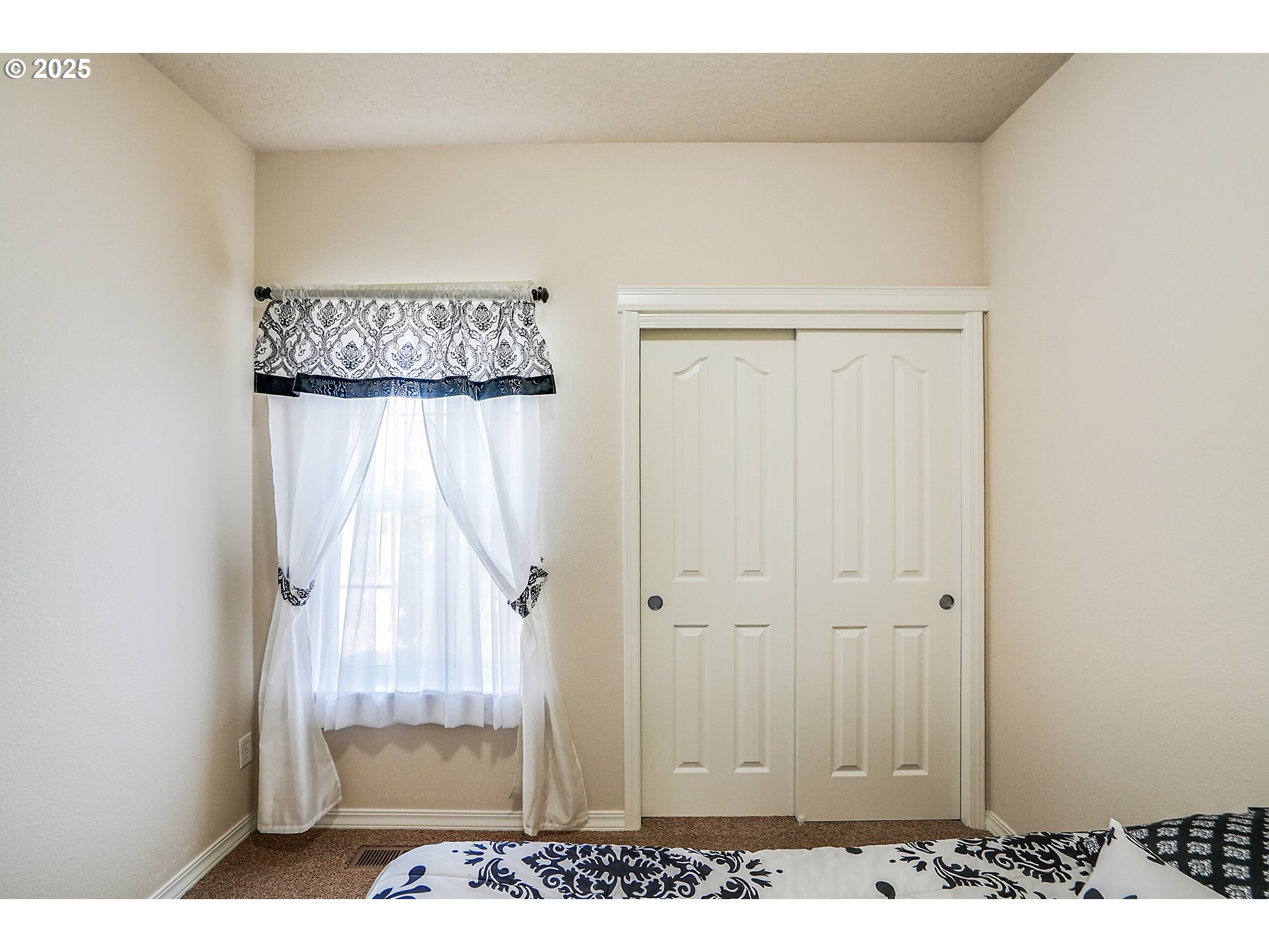1231 Southwest 3rd Avenue Mill City, OR 97360 - Photo 22 of 48 a view of front door