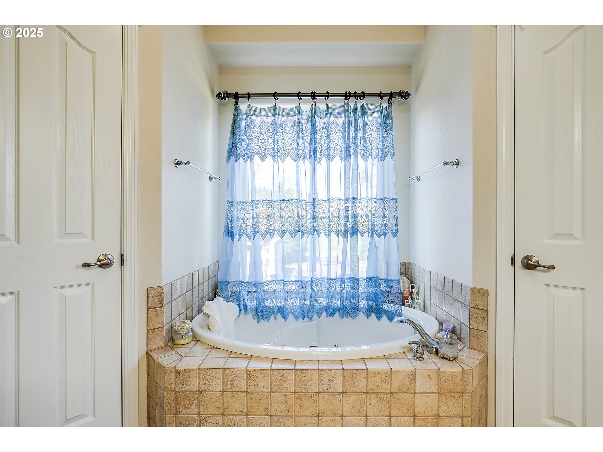 1231 Southwest 3rd Avenue Mill City, OR 97360 - Photo 30 of 48 a view of a bathroom with bathtub and window
