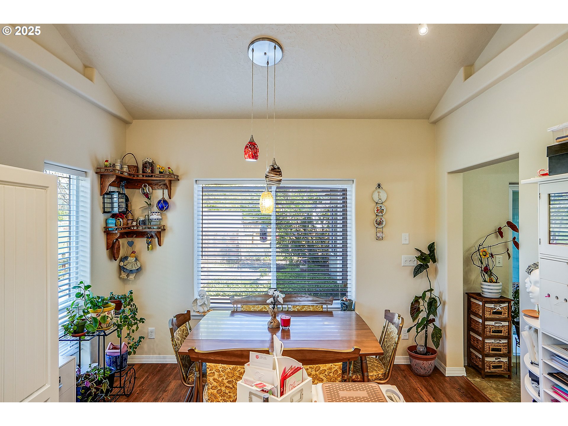 1231 Southwest 3rd Avenue Mill City, OR 97360 - Photo 37 of 48 a living room with furniture and a potted plant