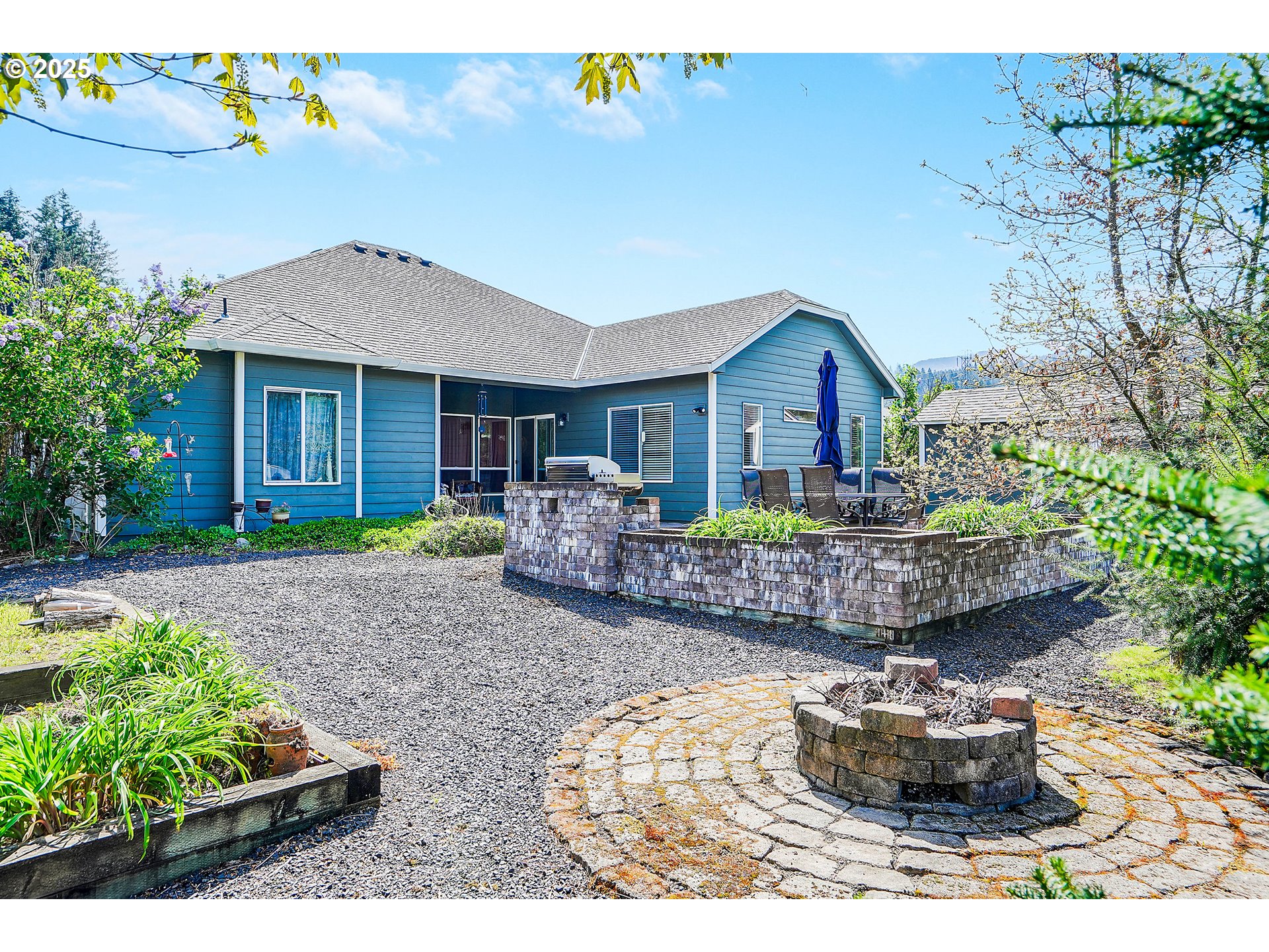 1231 Southwest 3rd Avenue Mill City, OR 97360 - Photo 40 of 48 a front view of a house with a yard
