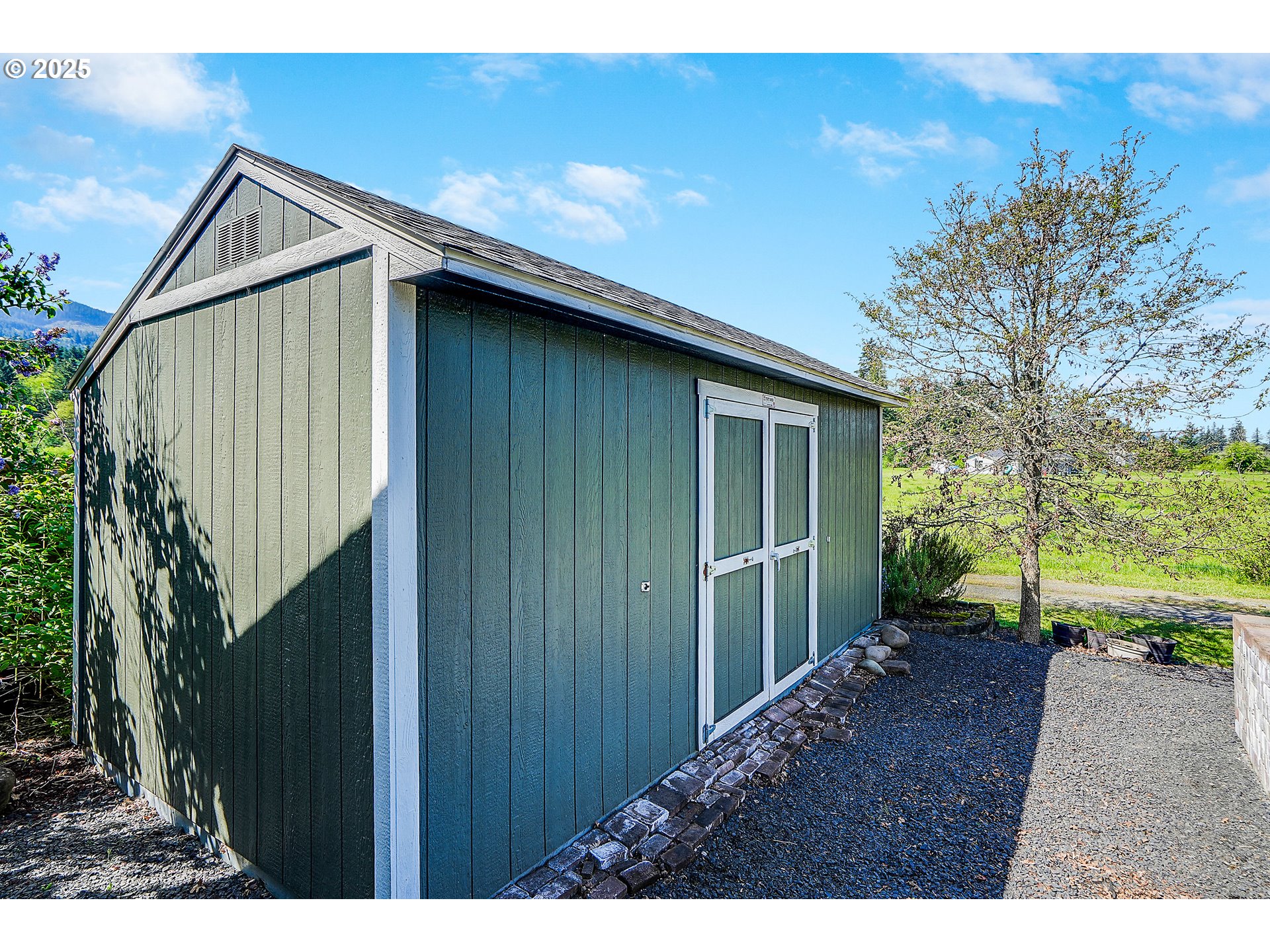 1231 Southwest 3rd Avenue Mill City, OR 97360 - Photo 47 of 48 a backyard of a house