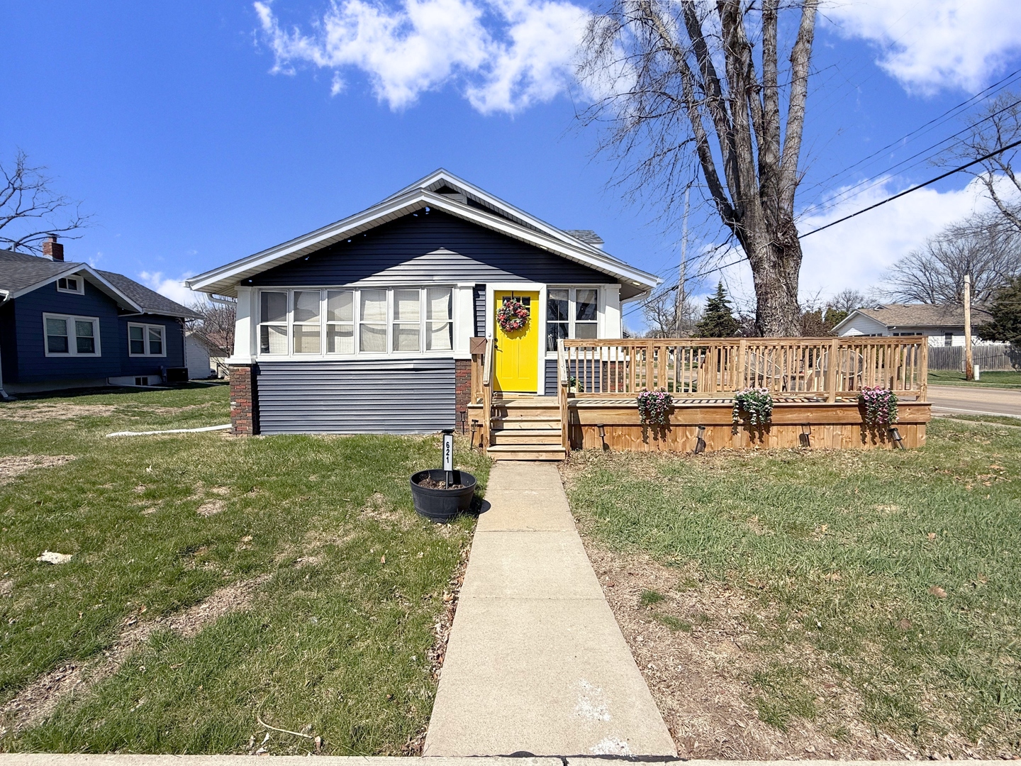 621 24th Avenue Moline, IL 61265 - Photo 2 of 31 a front view of a house with garden