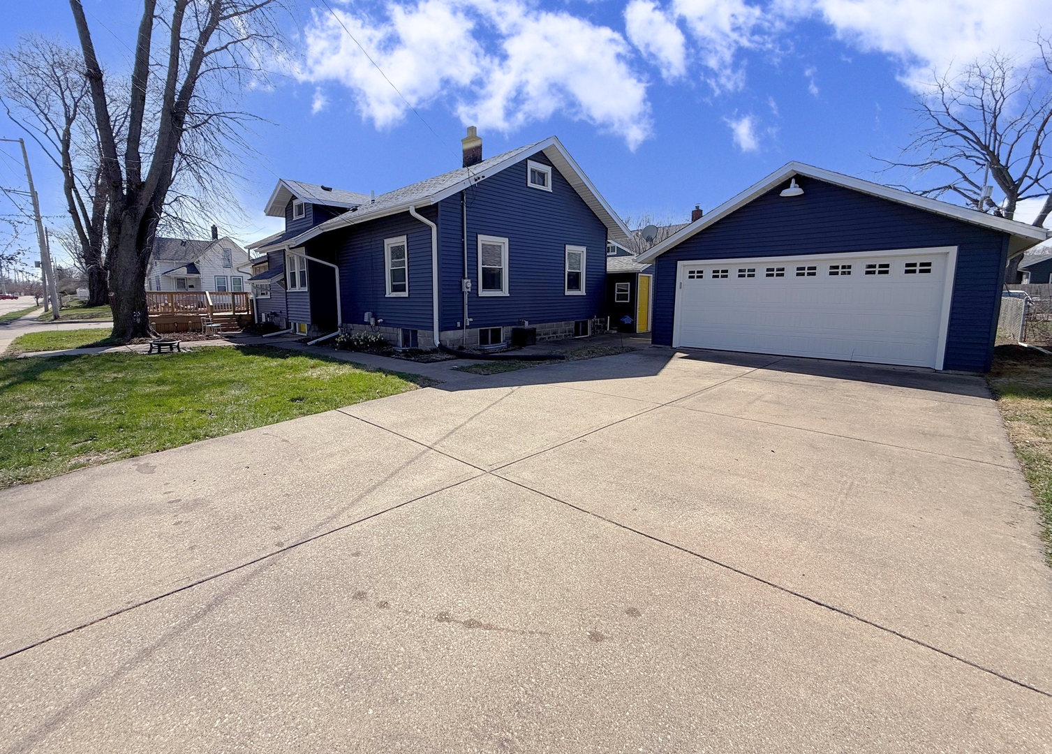 621 24th Avenue Moline, IL 61265 - Photo 30 of 31 a front view of a house with a yard and garage