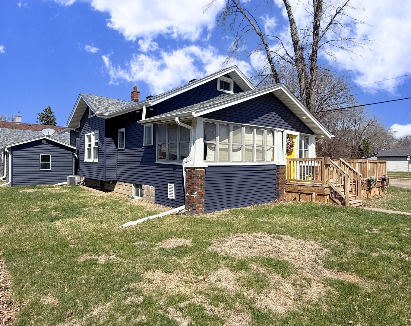 621 24th Avenue Moline, IL 61265 - Photo 3 of 31 a front view of a house with a yard