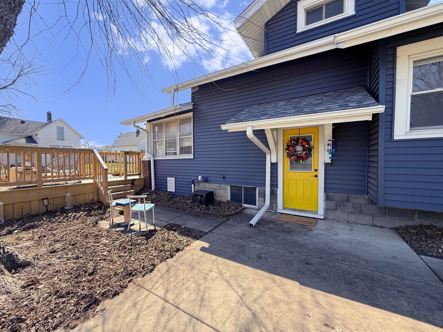 621 24th Avenue Moline, IL 61265 - Photo 4 of 31 a view of a backyard with a patio and fire pit