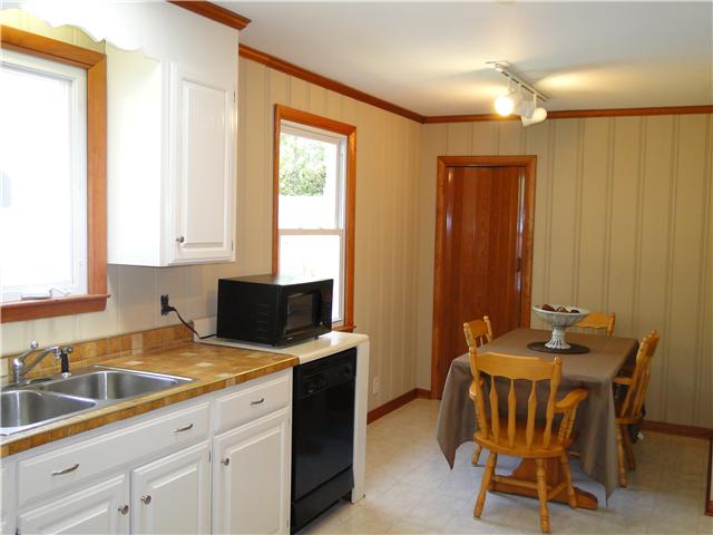 3218 Southall Road Franklin, TN 37064 - Photo 8 of 20 Large kitchen with eat-in nook and pantry. Room for a small island for added workspace. Refrigerator remains.