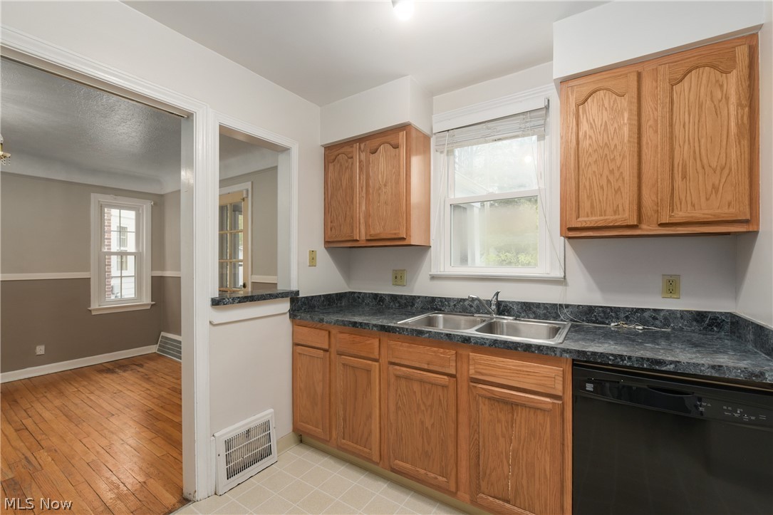1148 Pennfield Road Cleveland, OH 44121 - Photo 13 of 32