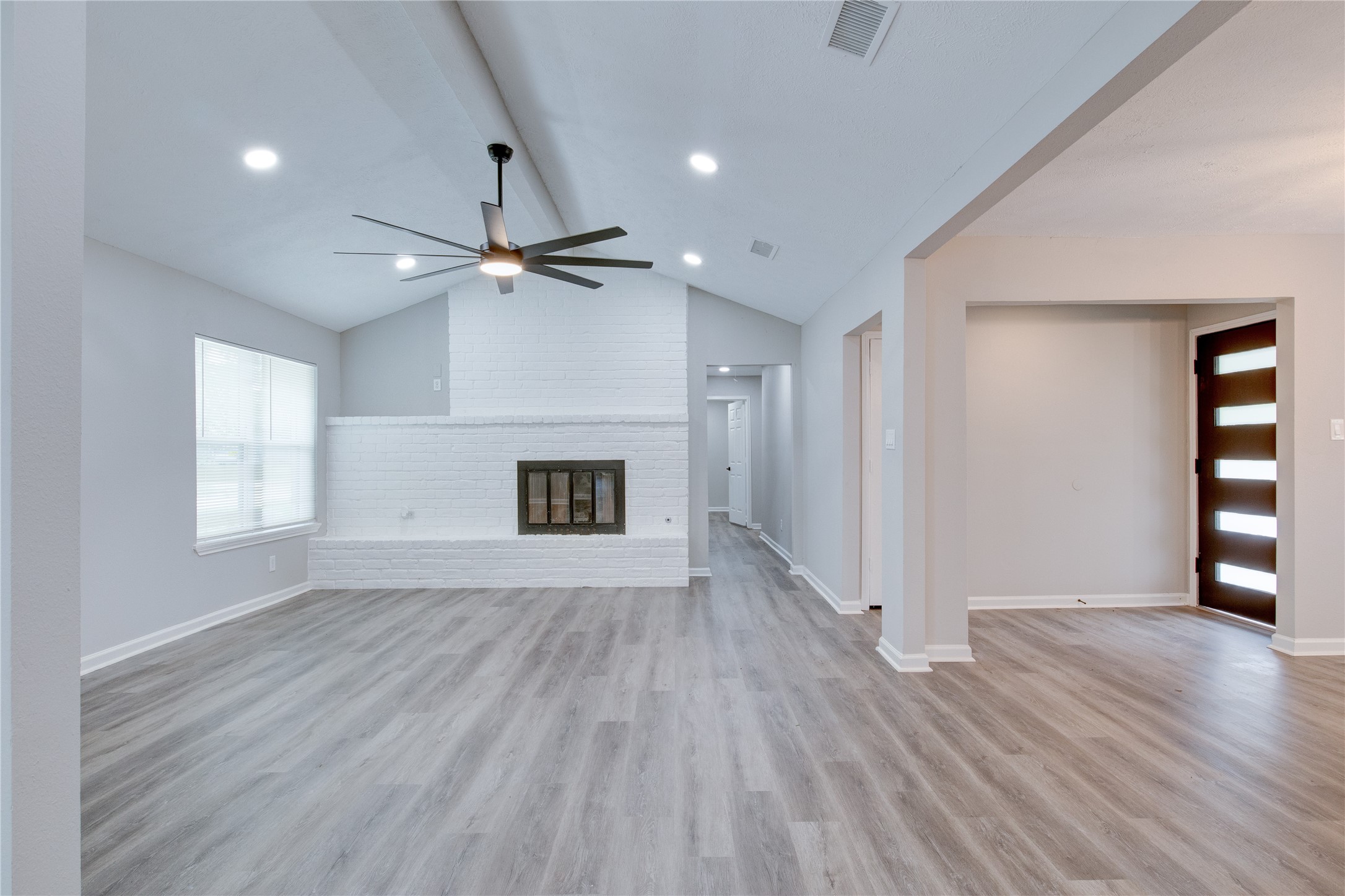 8406 Beechaven Road La Porte, TX 77571 - Photo 5 of 27 living space area.
