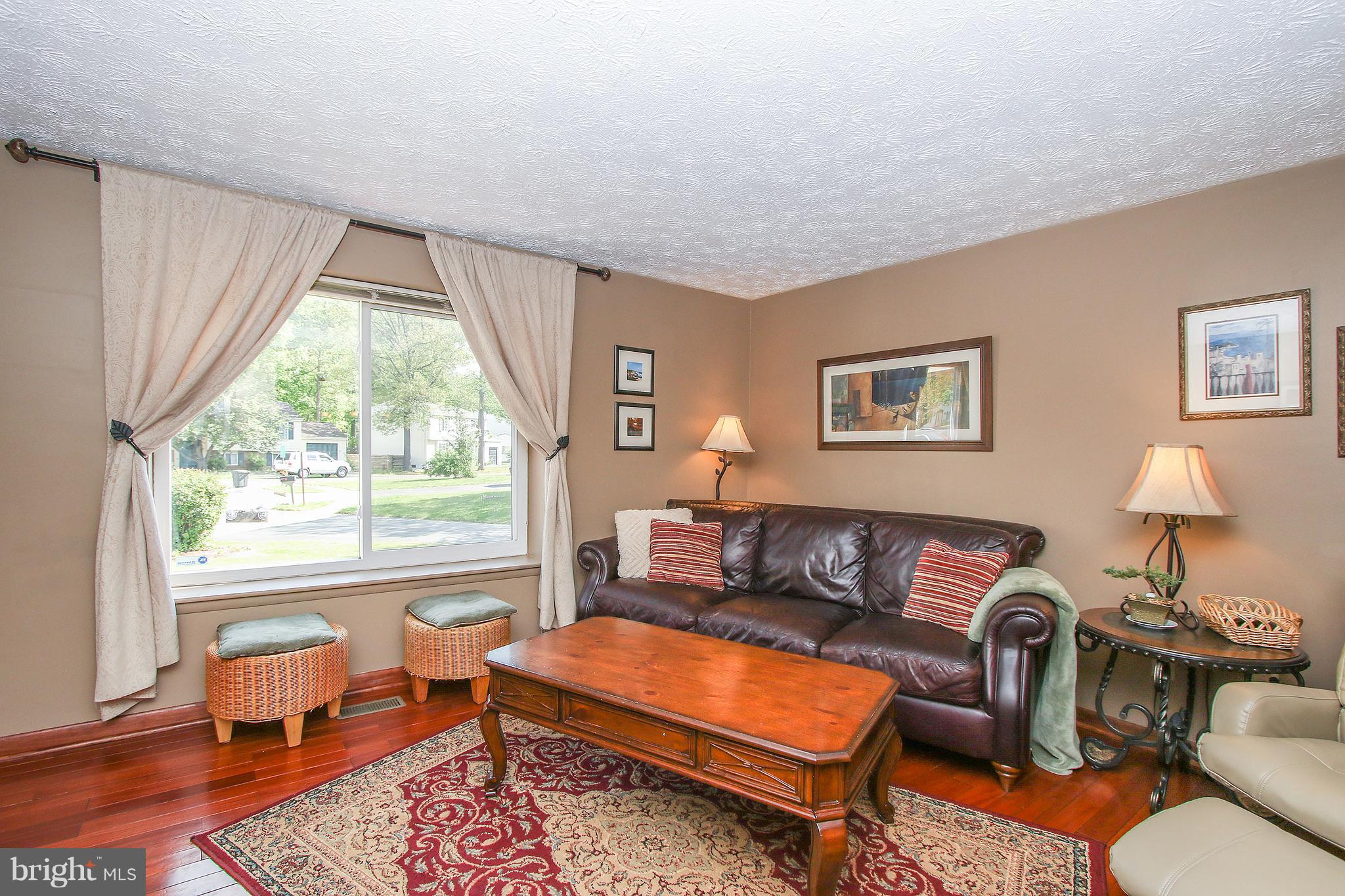 8273 Raindrop Way Springfield, VA 22153 - Photo 5 of 30 Living Room