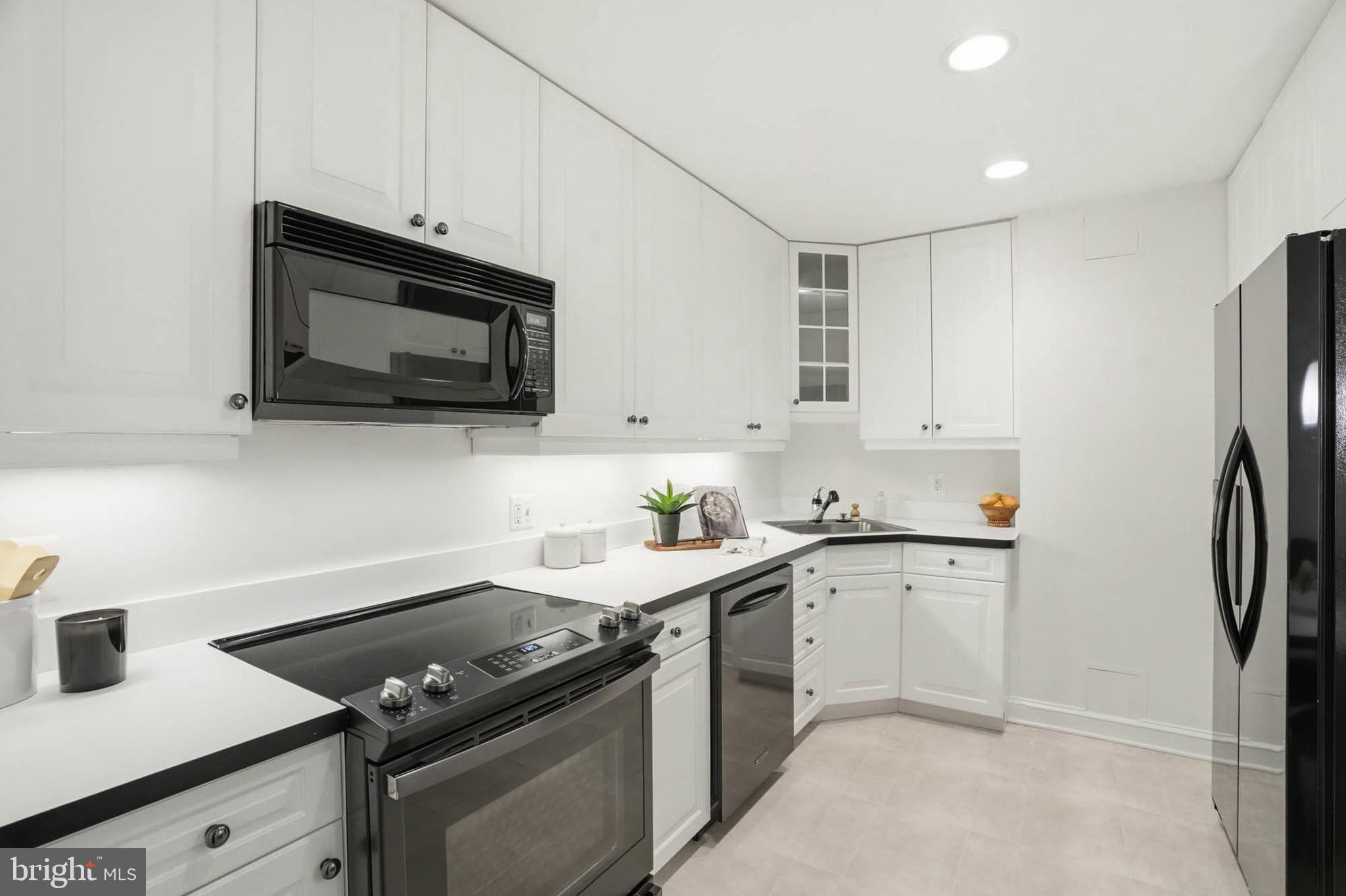 11 Devon Hill Road, Unit B8 Baltimore, MD 21210 - Photo 5 of 34 Bright and Cozy Kitchen