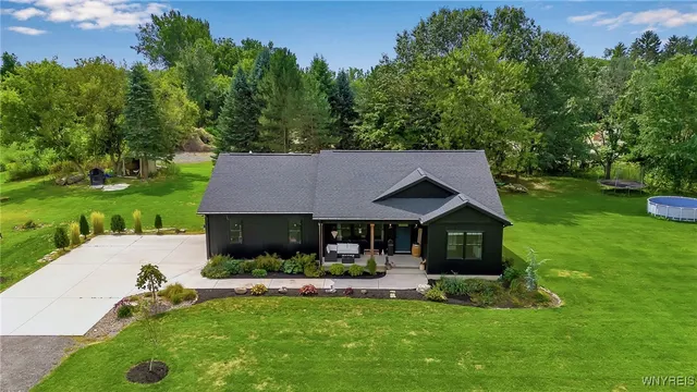 $379,900 | 9268 Foote Road, Royalton, NY 14001