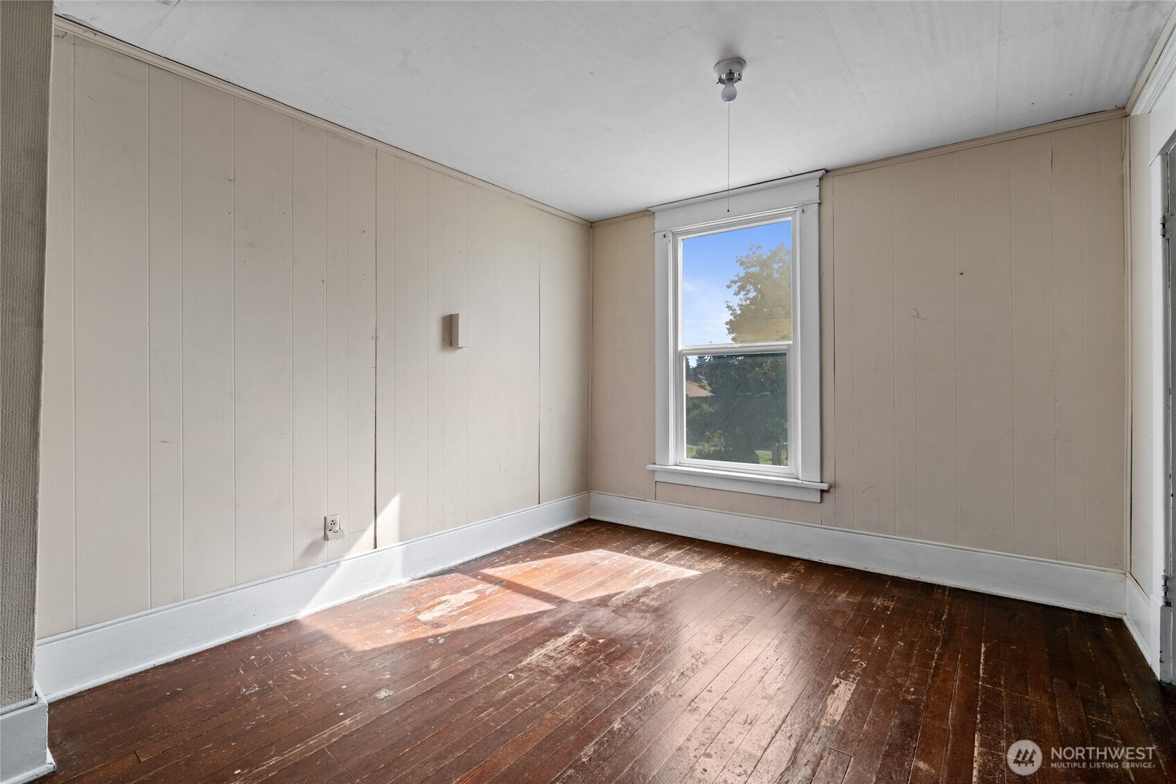 1118 Thompson Street Sumner, WA 98390 - Photo 20 of 39 an empty room with wooden floor and windows