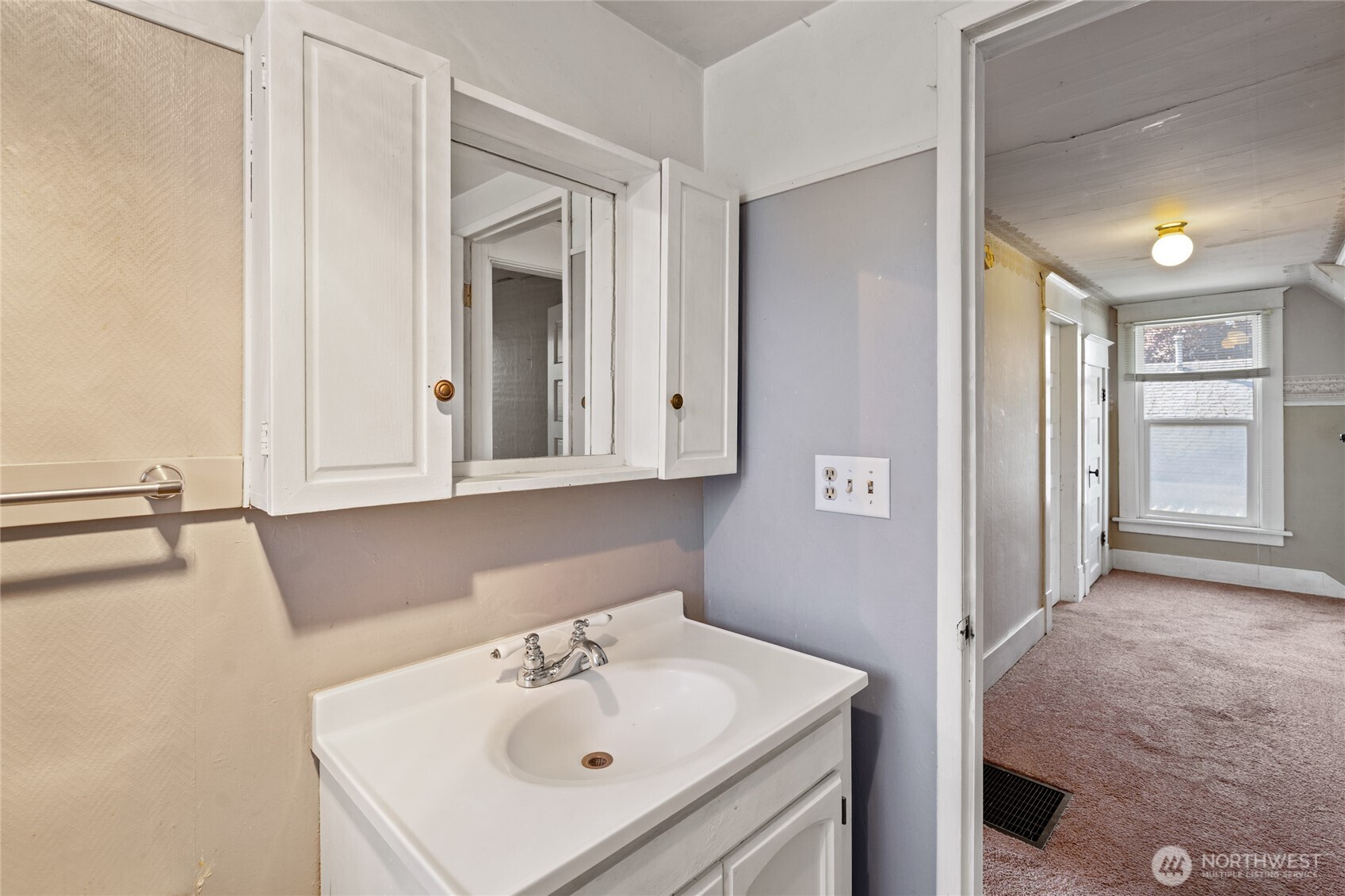 1118 Thompson Street Sumner, WA 98390 - Photo 27 of 39 a bathroom with a sink and a mirror