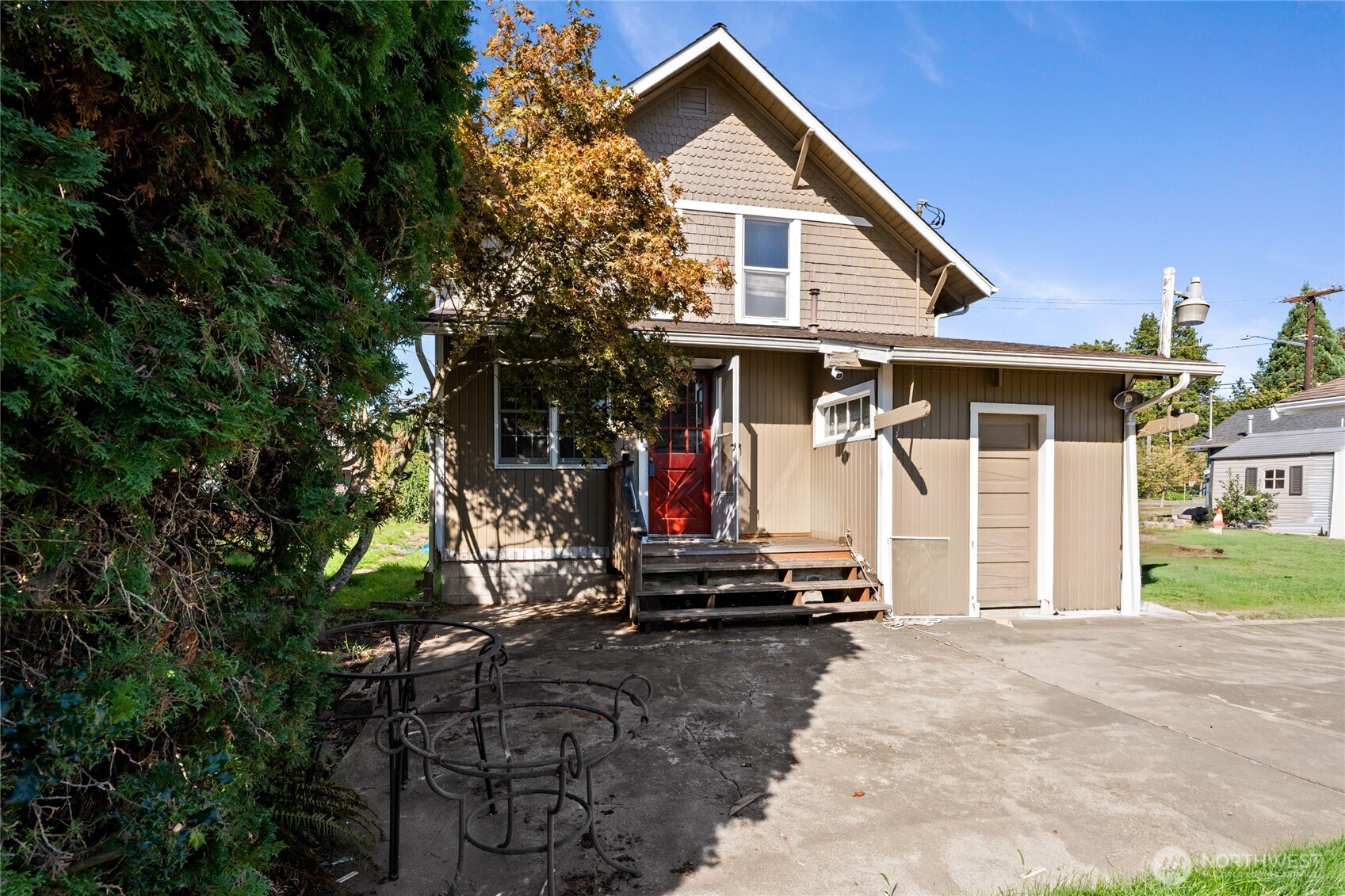 1118 Thompson Street Sumner, WA 98390 - Photo 28 of 39 a view of a house with backyard and garden