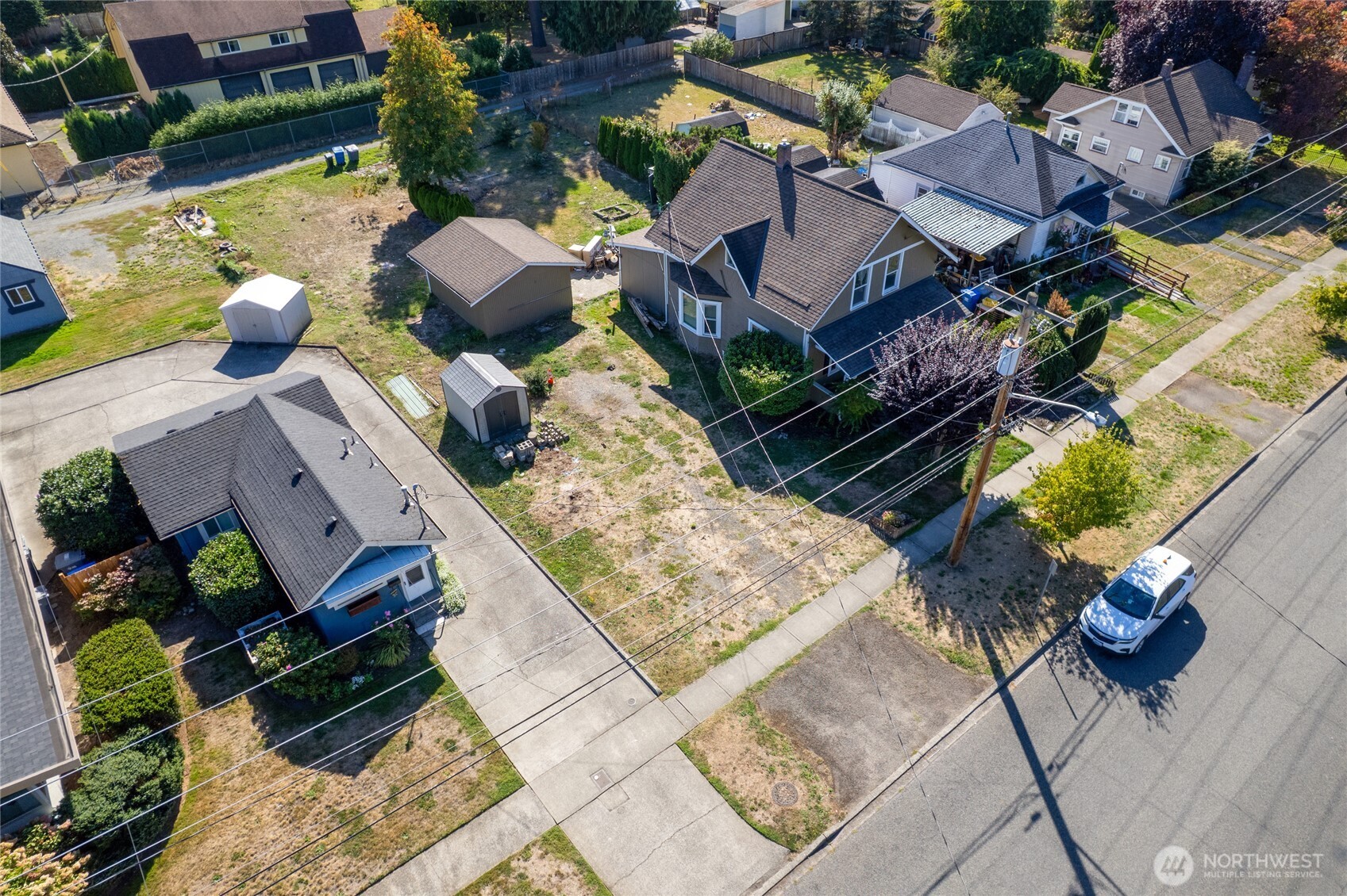 1118 Thompson Street Sumner, WA 98390 - Photo 35 of 39 an aerial view of a house with a garden