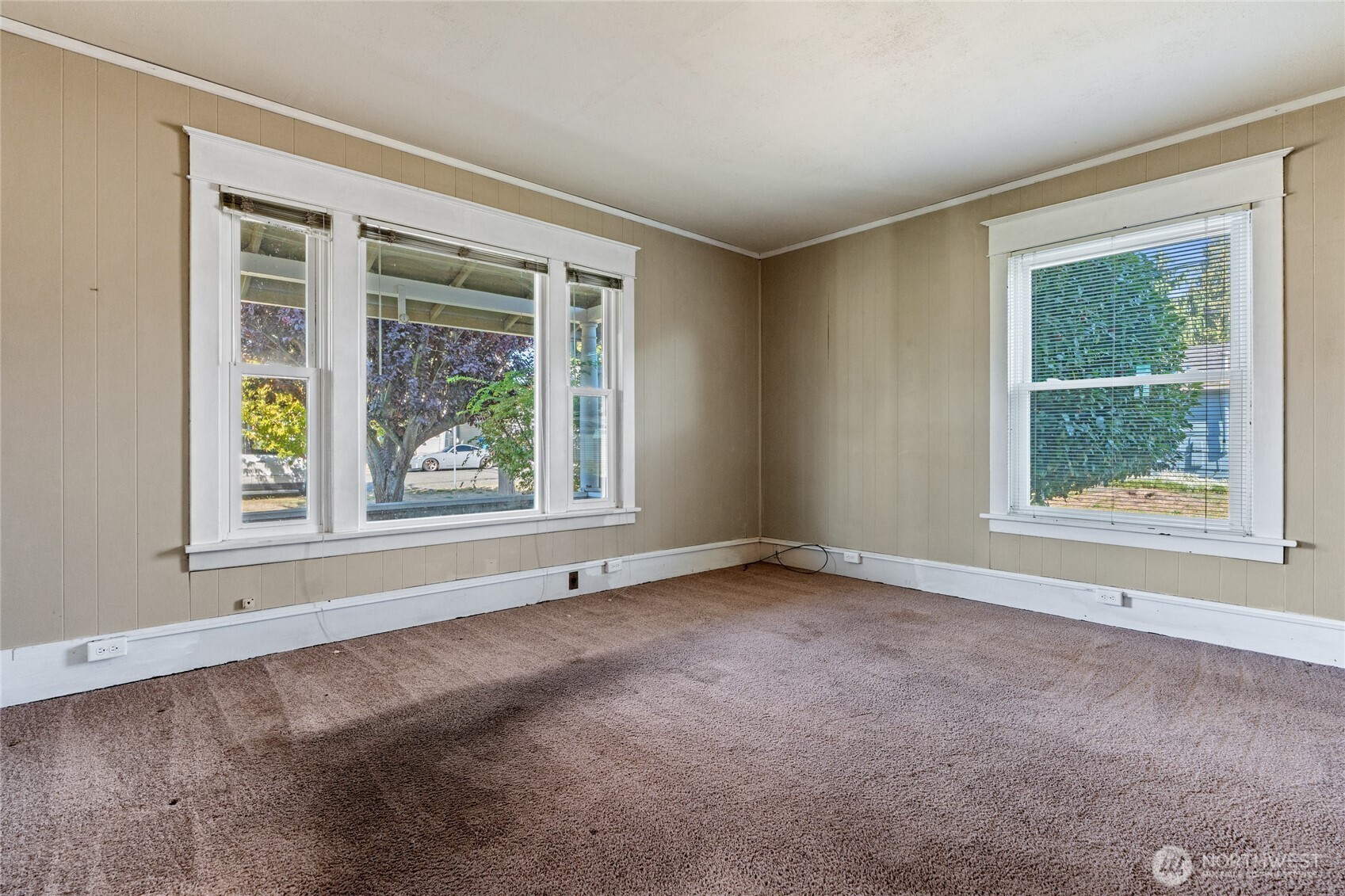 1118 Thompson Street Sumner, WA 98390 - Photo 6 of 39 an empty room with windows
