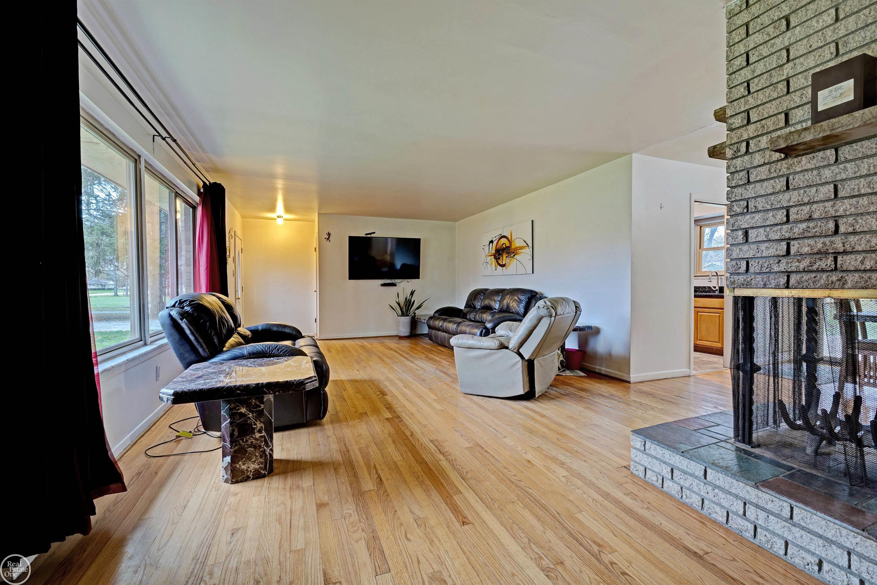 4736 Pelton Road Clarkston, MI 48346 - Photo 10 of 63 50127389-9.JPG