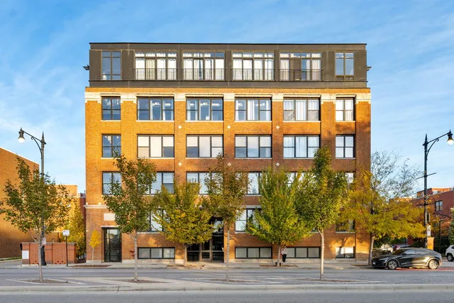 $420,000 | 2911 North Western Avenue, Unit 513, Chicago, IL 60618