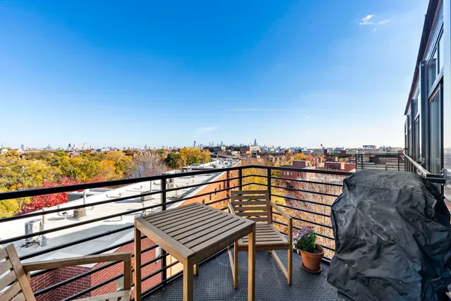 $420,000 | 2911 North Western Avenue, Unit 513, Chicago, IL 60618