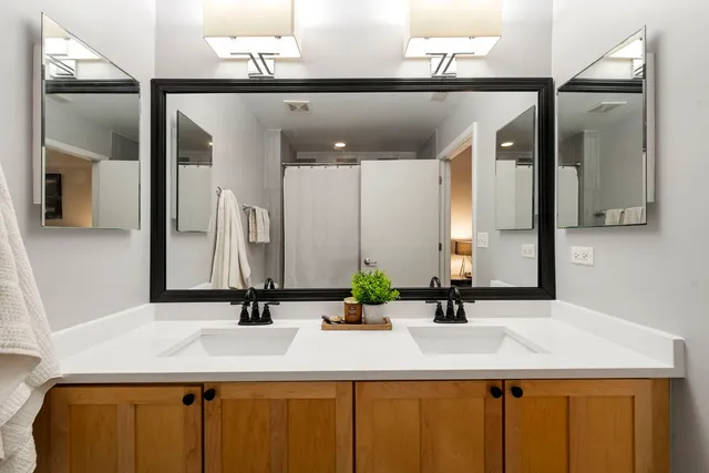 $420,000 | 2911 North Western Avenue, Unit 513, Chicago, IL 60618