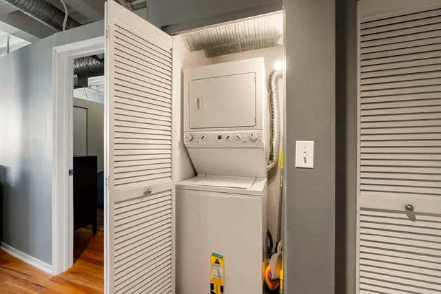 $420,000 | 2911 North Western Avenue, Unit 513, Chicago, IL 60618