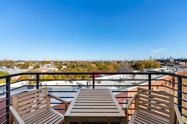 $420,000 | 2911 North Western Avenue, Unit 513, Chicago, IL 60618