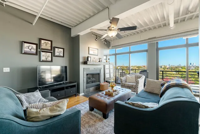 $420,000 | 2911 North Western Avenue, Unit 513, Chicago, IL 60618