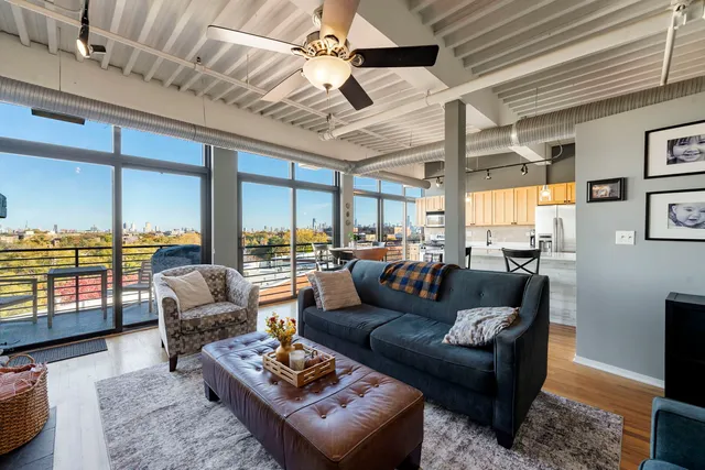 $420,000 | 2911 North Western Avenue, Unit 513, Chicago, IL 60618