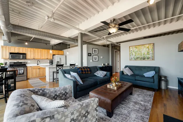 $420,000 | 2911 North Western Avenue, Unit 513, Chicago, IL 60618