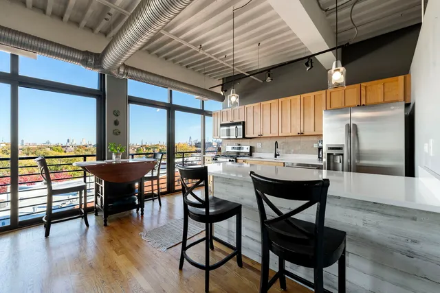 $420,000 | 2911 North Western Avenue, Unit 513, Chicago, IL 60618