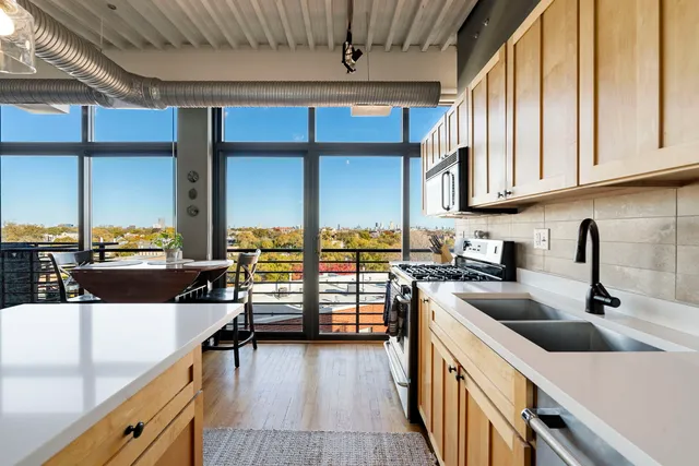 $420,000 | 2911 North Western Avenue, Unit 513, Chicago, IL 60618