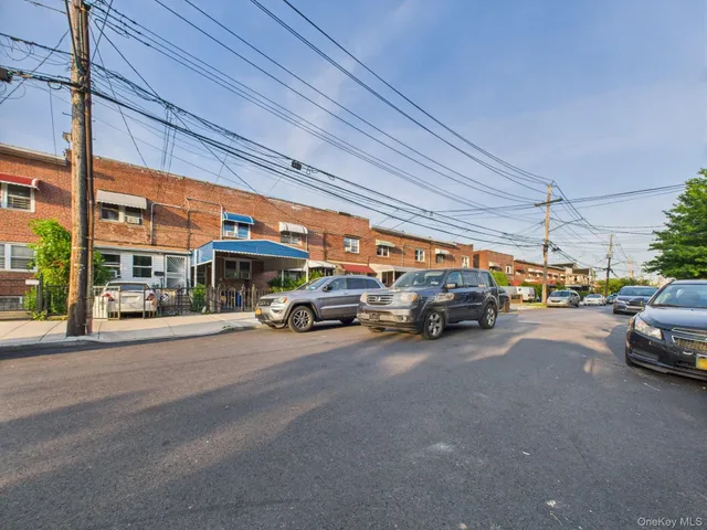 a view of a parking area