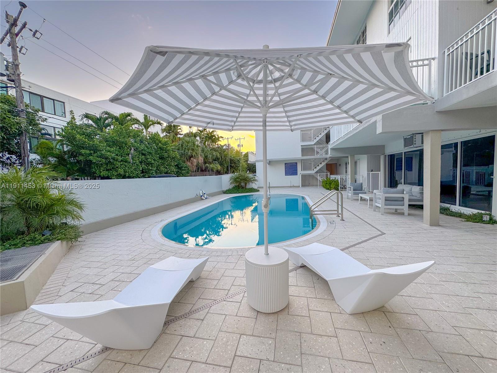 290 Sunrise Drive, Unit 3F Key Biscayne, FL 33149 - Photo 14 of 19 a view of a patio and a backyard
