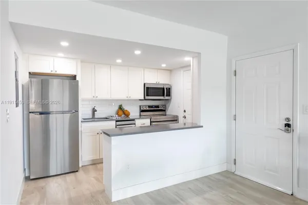 $3,700 | 290 Sunrise Drive, Unit 3F, Key Biscayne, FL 33149