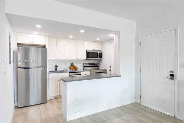 $3,700 | 290 Sunrise Drive, Unit 3F, Key Biscayne, FL 33149