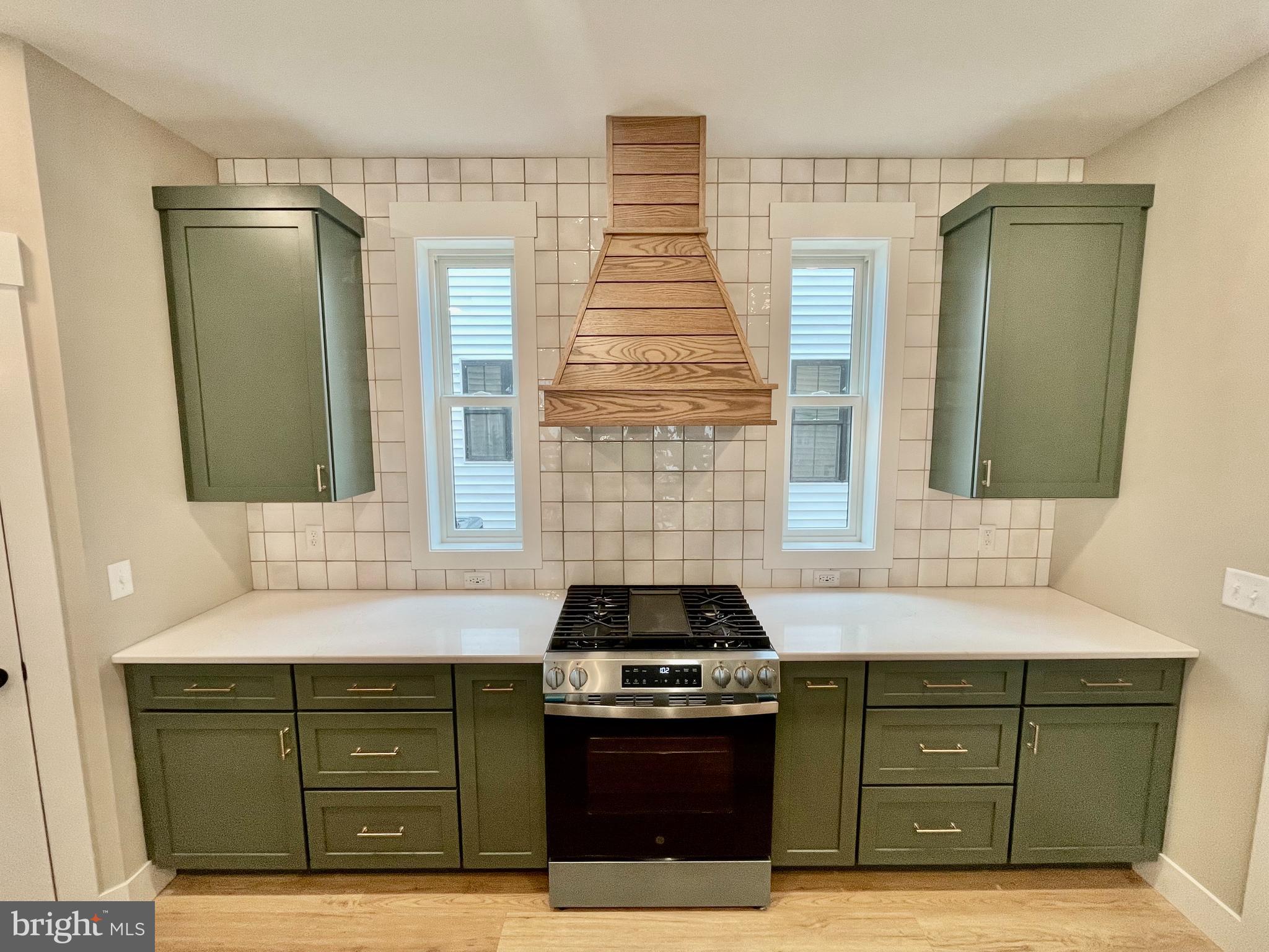 4122 Locust Road Camp Hill, PA 17011 - Photo 13 of 39 Full wall of tile and oak range hood