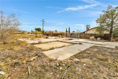 a view of a yard with a house