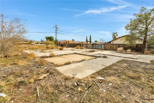 a view of a yard with a house